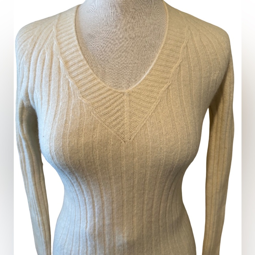 The Row Cashmere Blend Ribbed V-neck Sweater - Picture 5 of 14